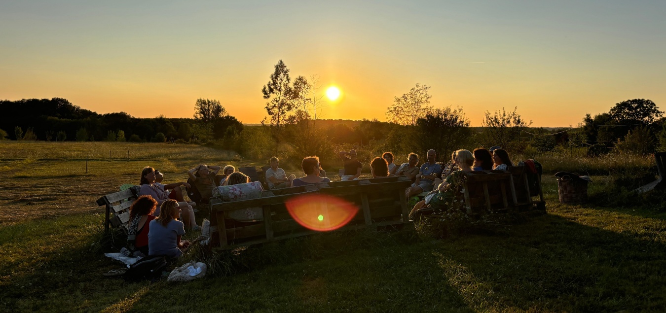 feu de camp pendant une retraite chez Simply Canvas Farm