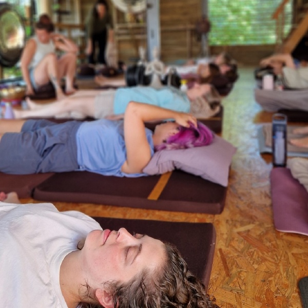 soundhealing tijdens de digital detox retraite in frankrijk soundhealing tijdens de digital detox retraite in frankrijk